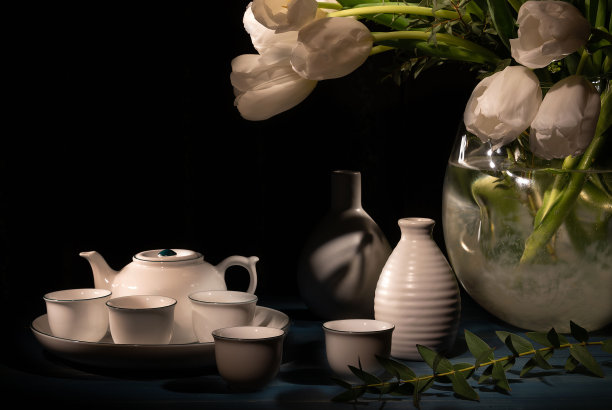 静物，花瓶和茶具里插着白色郁金香。图片下载