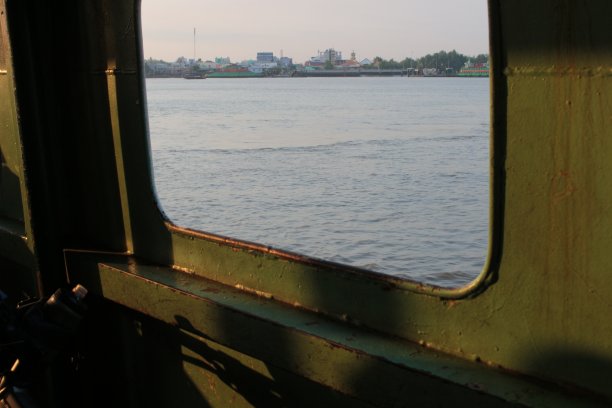 清晨，随着太阳的升起，西贡河上满是船只。图片下载