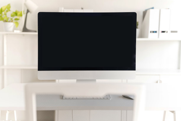 白色的桌子和椅子，电脑显示器和现代化的文件柜在白色的家庭办公室图片下载