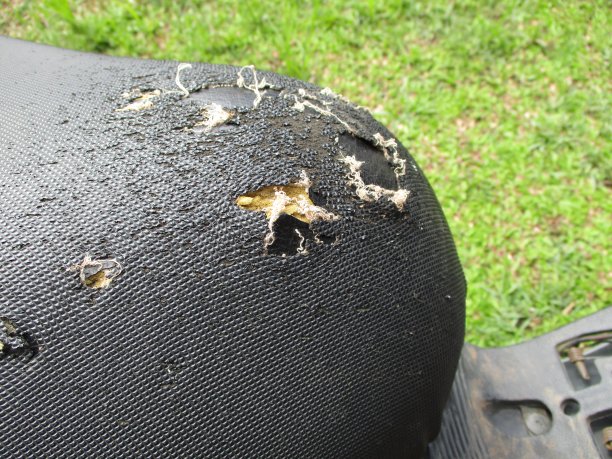 特写照片的旧黑色皮革摩托车座椅损坏和破碎图片下载