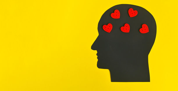 带有心形的男子头部剪影，留白图片下载