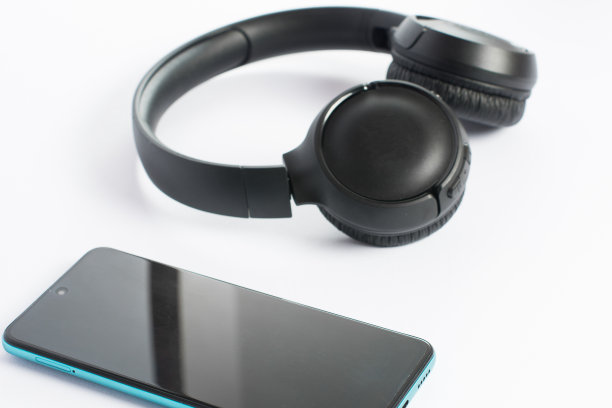 无线耳机，白色背景的手机。图片下载