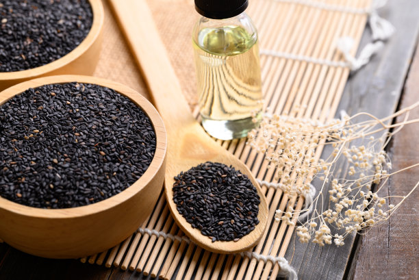 黑芝麻和油在木制背景上，亚洲菜的食材图片下载