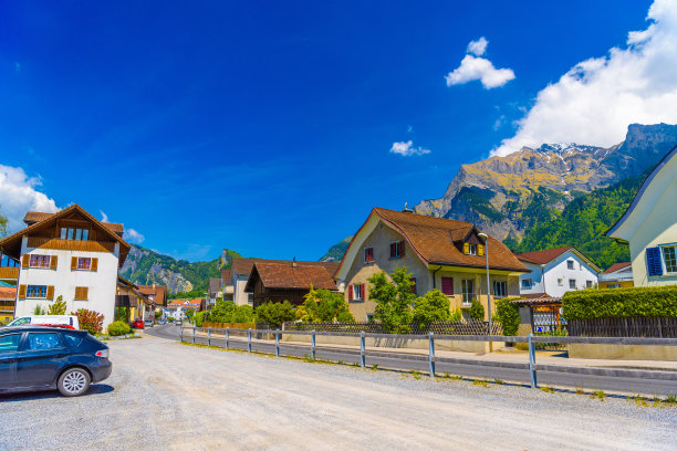 列支敦士登奥伯兰瓦杜兹山附近的道路和房屋图片下载