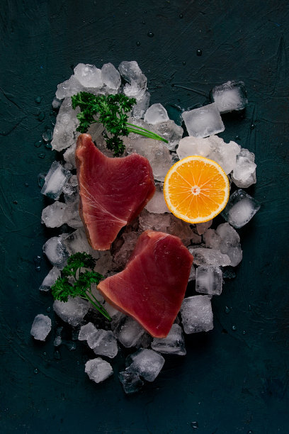 新鲜的生牛排，金枪鱼，加冰，俯视图，特写，图片下载