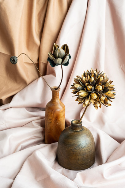 两个木花瓶，挂着干花。现代创意静物。图片下载