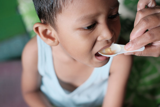 给幼儿服用止咳糖浆是很困难的图片下载
