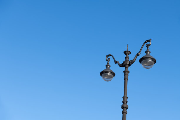 蓝色天空下的灯柱图片下载