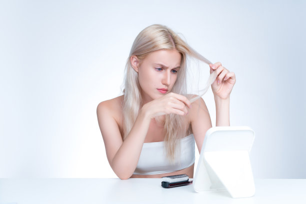 风度翩翩的女性美容皮肤有干燥的脱发问题。图片下载