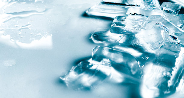 冰块的背景，冰块的纹理或背景它让我感觉清新，感觉很好，在夏天，冰和冷饮会让我们感到放松，为饮料或茶点业务。图片下载