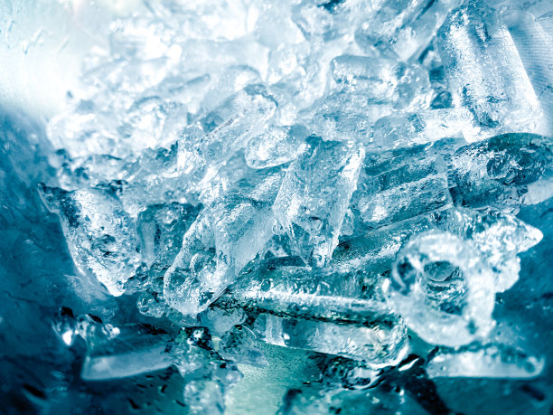 冰块的背景，冰块的纹理或背景它让我感觉清新，感觉很好，在夏天，冰和冷饮会让我们感到放松，为饮料或茶点业务。图片下载