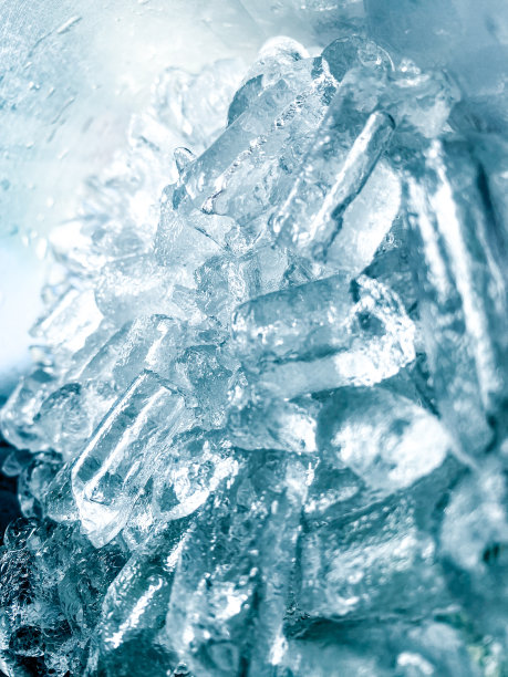 冰块的背景，冰块的纹理或背景它让我感觉清新，感觉很好，在夏天，冰和冷饮会让我们感到放松，为饮料或茶点业务。图片下载