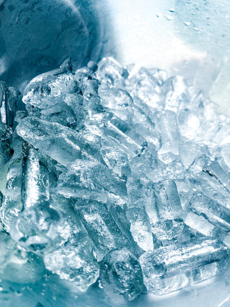 冰块的背景，冰块的纹理或背景它让我感觉清新，感觉很好，在夏天，冰和冷饮会让我们感到放松，为饮料或茶点业务。图片下载