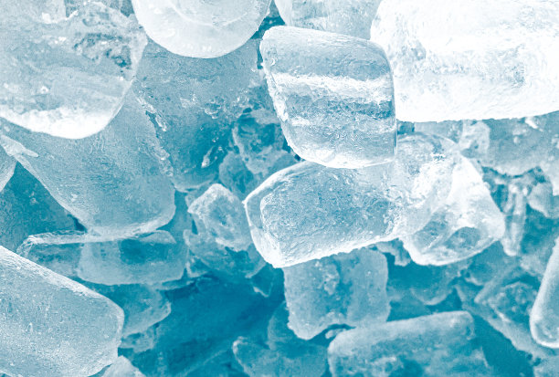 冰块的背景，冰块的纹理或背景它让我感觉清新，感觉很好，在夏天，冰和冷饮会让我们感到放松，为饮料或茶点业务。图片下载
