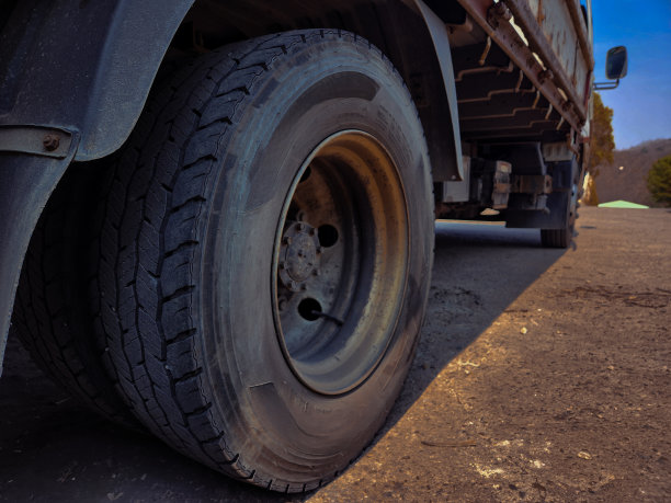 聚焦照片的卡车车轮轮胎，是停放在道路上图片下载