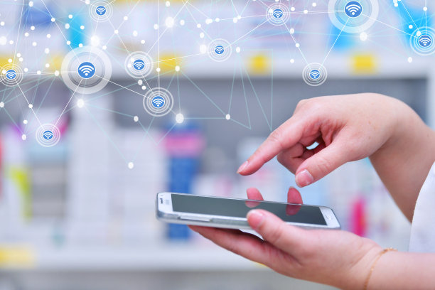 药师手持电脑平板，用于药房配药图片下载