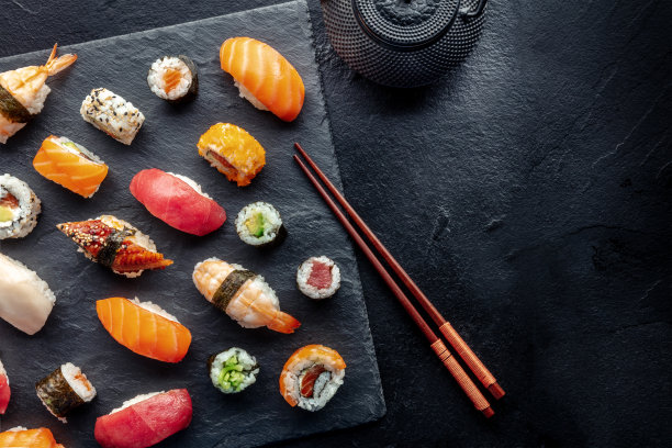 寿司头顶平躺镜头与筷子，茶，复制空间图片下载