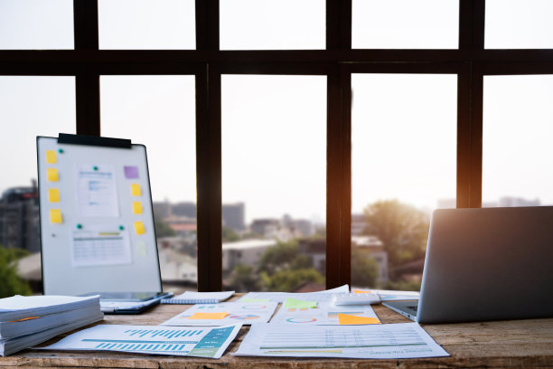 办公空间里有笔记本电脑、平板电脑、智能手机和桌上的文书工作。图片下载