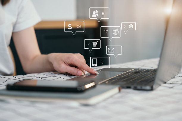 手握女性使用智能手机和笔记本电脑，社交媒体。图片下载