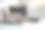 手握女性使用智能手机和笔记本电脑，社交媒体。图片下载