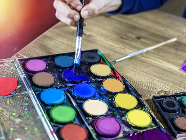 绘制水彩颜料和画笔图片下载