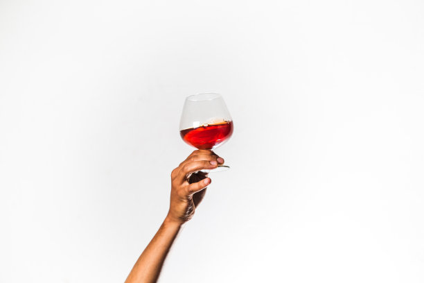 手握红酒杯孤立无援图片下载