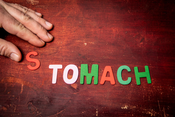 胃的概念。文字从彩色的字母在油漆的木制背景图片下载