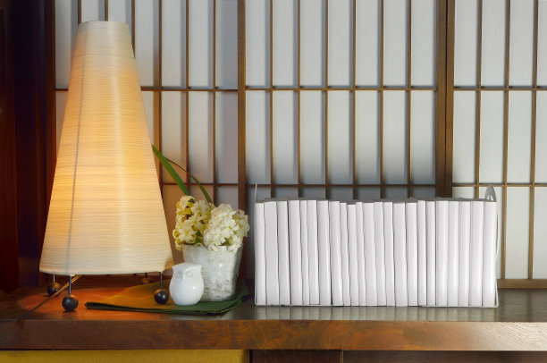 日本风格房间的家居装饰与书籍图片下载