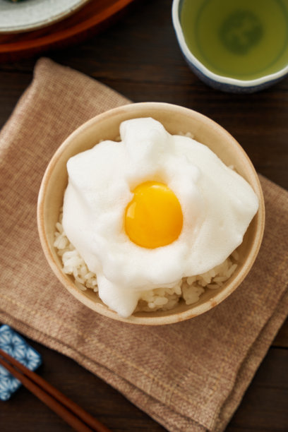日本料理:生鸡蛋米饭。图片下载