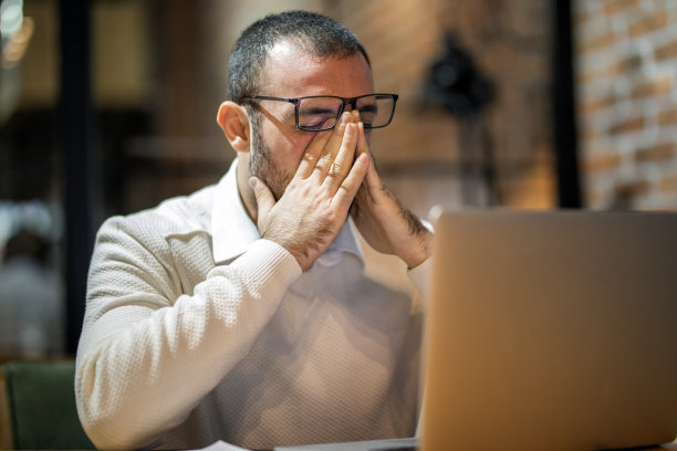 头痛，偏头痛，戴眼镜，眼睛紊乱，疲惫的商人图片下载