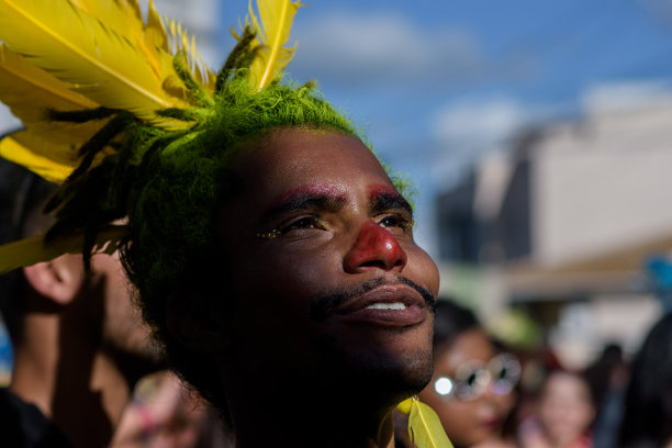 一个穿着戏服的年轻黑人图片下载