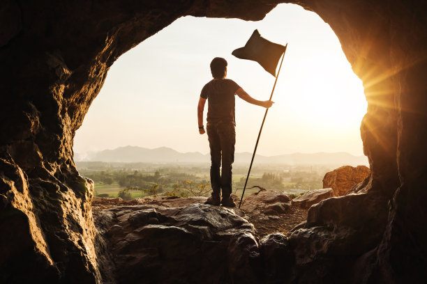一名男子在山顶插旗的剪影概念达到目标，取得成功图片下载