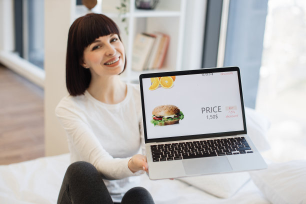 一名女子用笔记本电脑打九折买汉堡图片下载