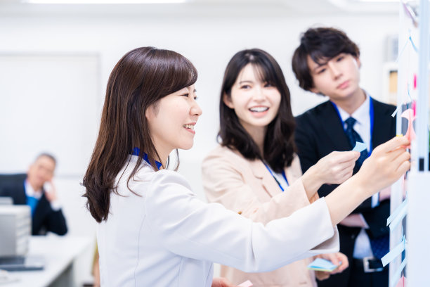 员工喜欢在办公室工作图片下载