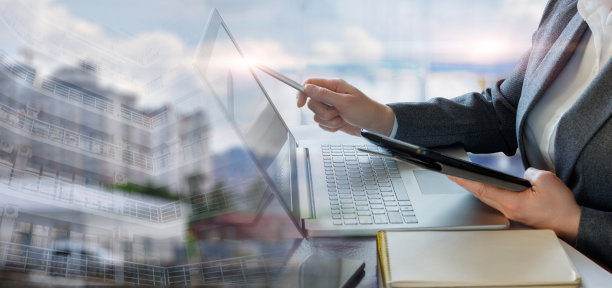 在商业和分析领域工作的概念。图片下载