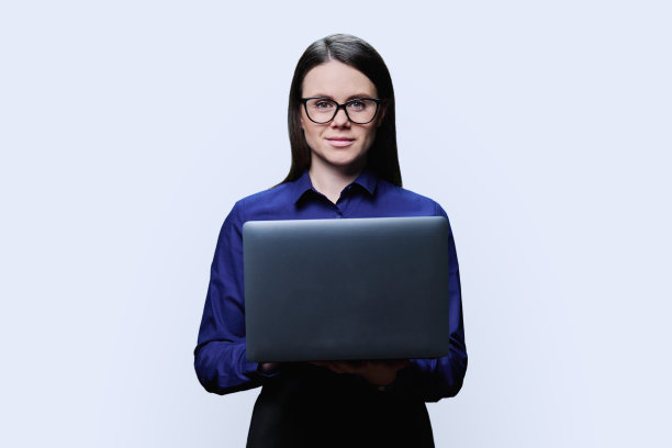 微笑的年轻女商人使用笔记本电脑的肖像，白色背景图片下载