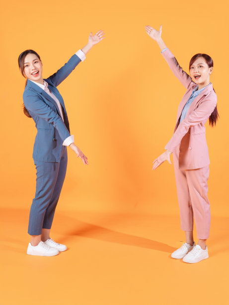 照片上的两个年轻的亚洲女商人的背景图片下载