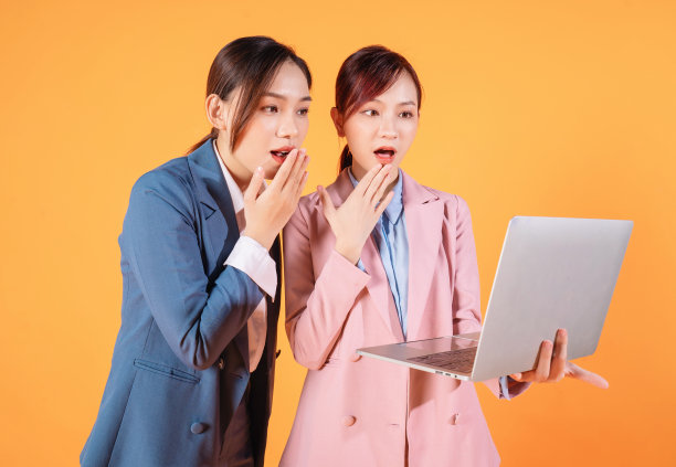 照片上的两个年轻的亚洲女商人的背景图片下载