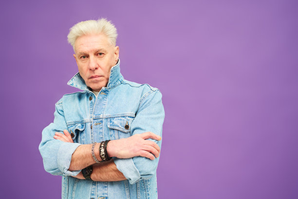 严重的男性婴儿潮，灰色的头发交叉在胸前图片下载