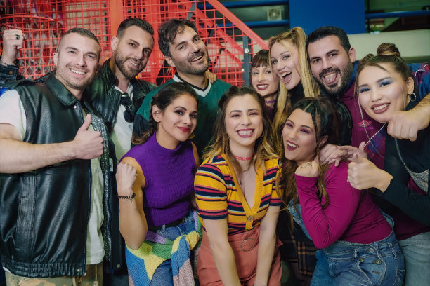 一群朋友享受一个90年代主题的街机派对图片下载