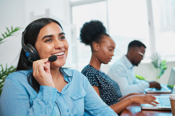 一个友好的南亚妇女与客户交谈耳机，支持代理帮助台图片下载
