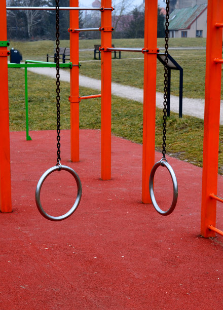 红色运动场，铁链上有铁环。运动器材在公园操场上。坚固的不锈钢材料。公园体操馆图片下载