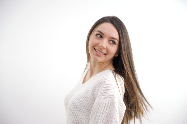 照片的成熟有吸引力的女人快乐积极的微笑护士执业医生医院孤立的灰色背景图片下载