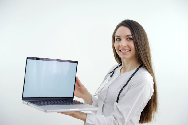 年轻的女科学家展示分子测试的实验结果。隔离在白色上图片下载