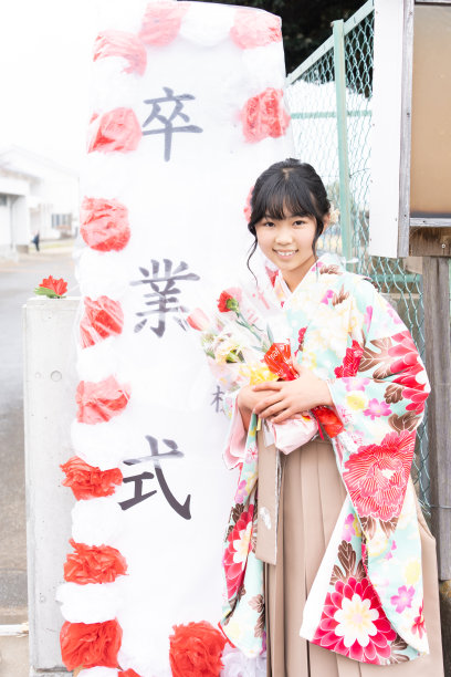 身穿和服参加小学毕业典礼的小学女生图片下载