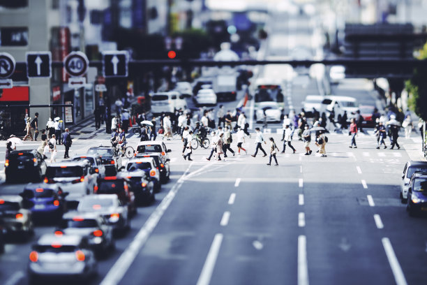 许多人在市中心散步图片下载