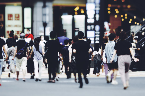 许多人在市中心散步图片下载