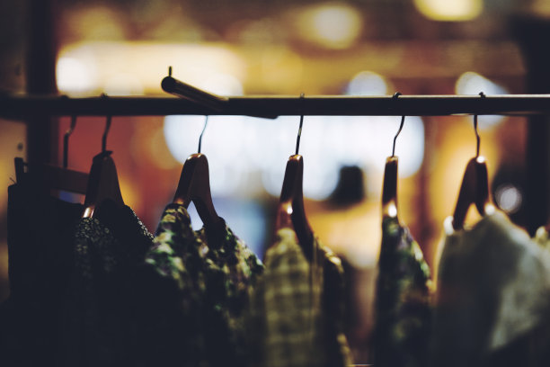 服装店的衣架和衣服图片下载