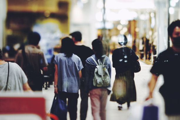 许多人在市中心散步图片下载