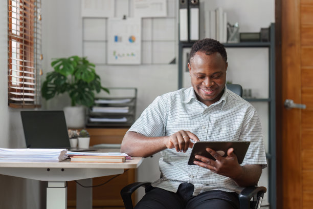 美国非洲商人的研究和分析与财务图表在办公室。策略，图表，财务报告概念图片下载